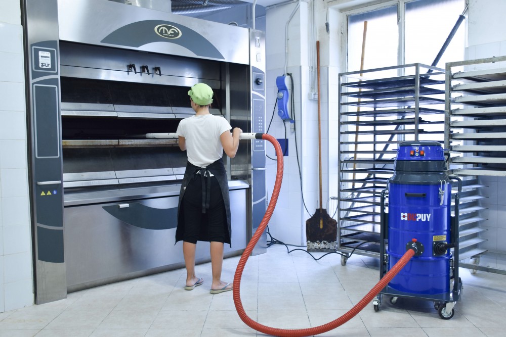 Industrial vacuum cleaner for bakeries